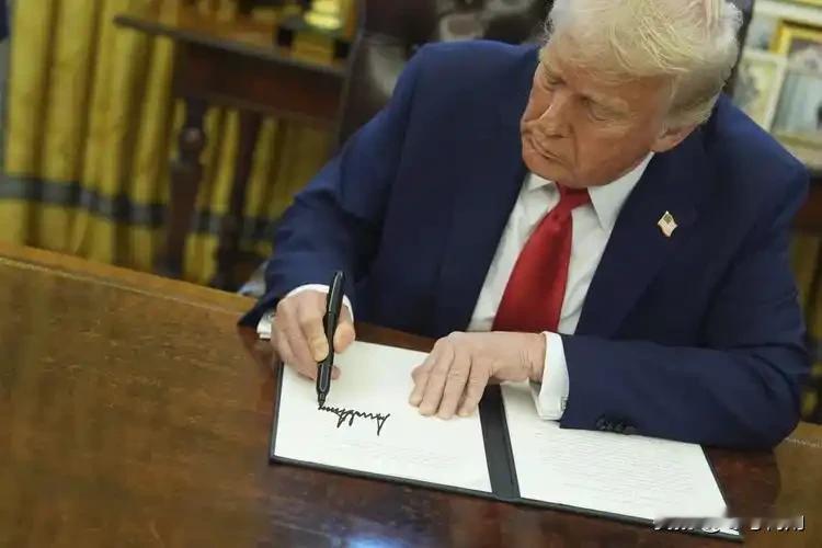 特朗普15日签署行政命令，正式将芬太尼列为"大规模杀伤性武器"。这位美国候任总统