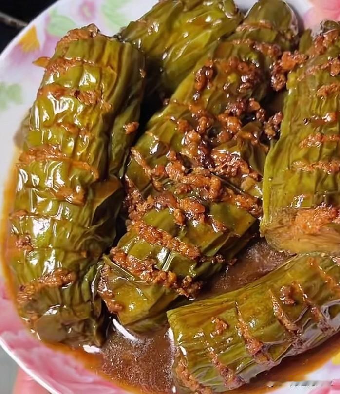 青茄嵌斩肉，南通南三县的地区最经典的家常菜之一，嵌法按照个人效果随意，可以整条嵌