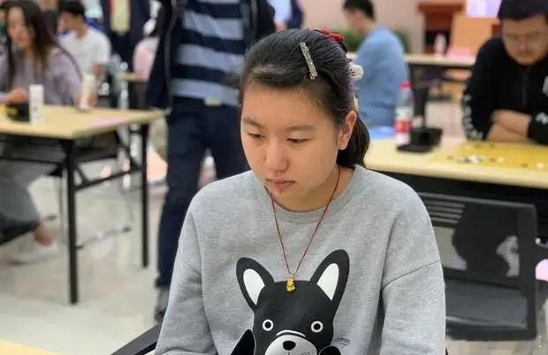 中国围棋协会发布公告，表示由于19岁女棋手秦思玥比赛时携带手机，并在手机上使用人