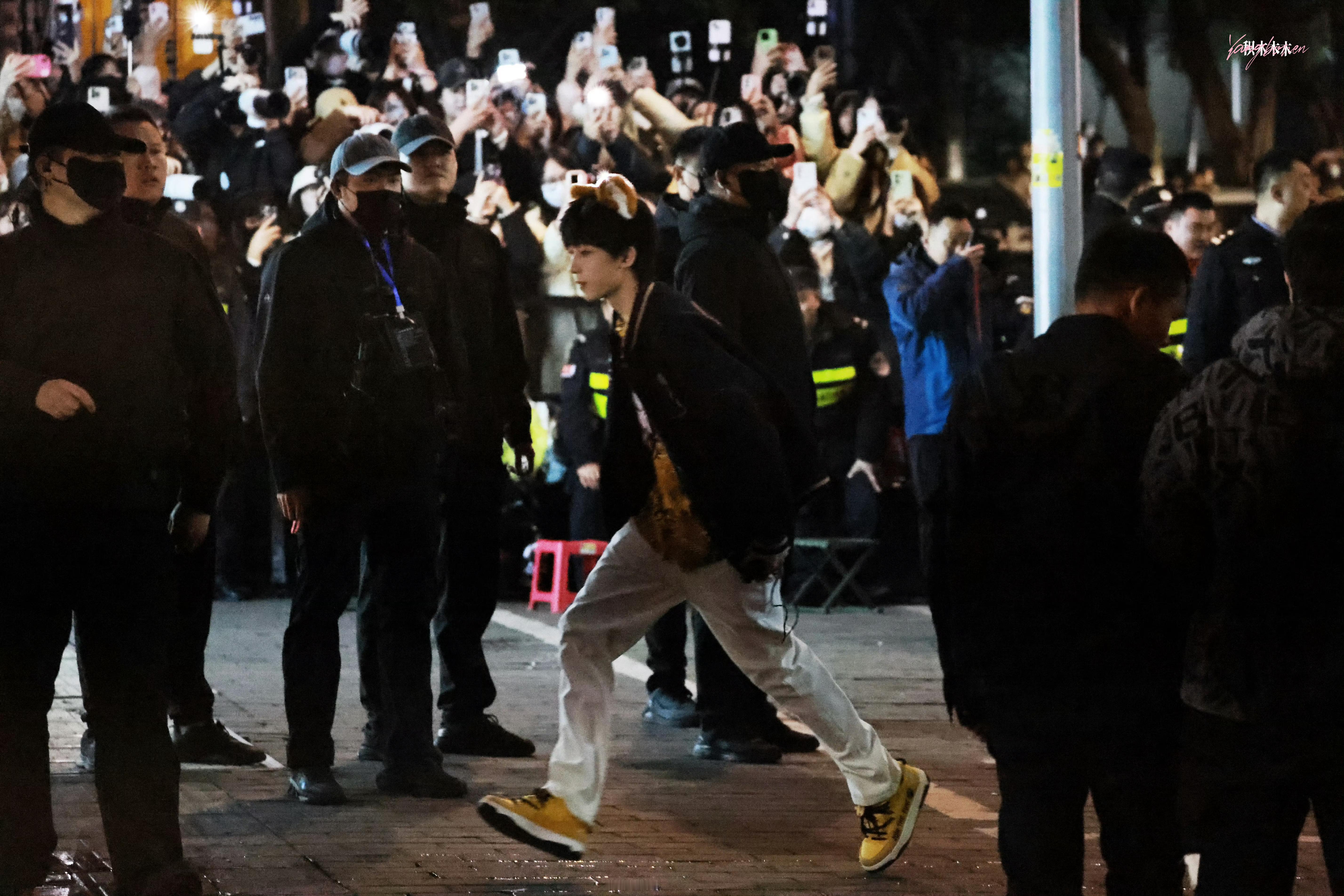 杨博文宇宙闪烁请注意外拍杨博文《宇宙闪烁请注意》外拍路透九敏好萌的造型啊 杨博文