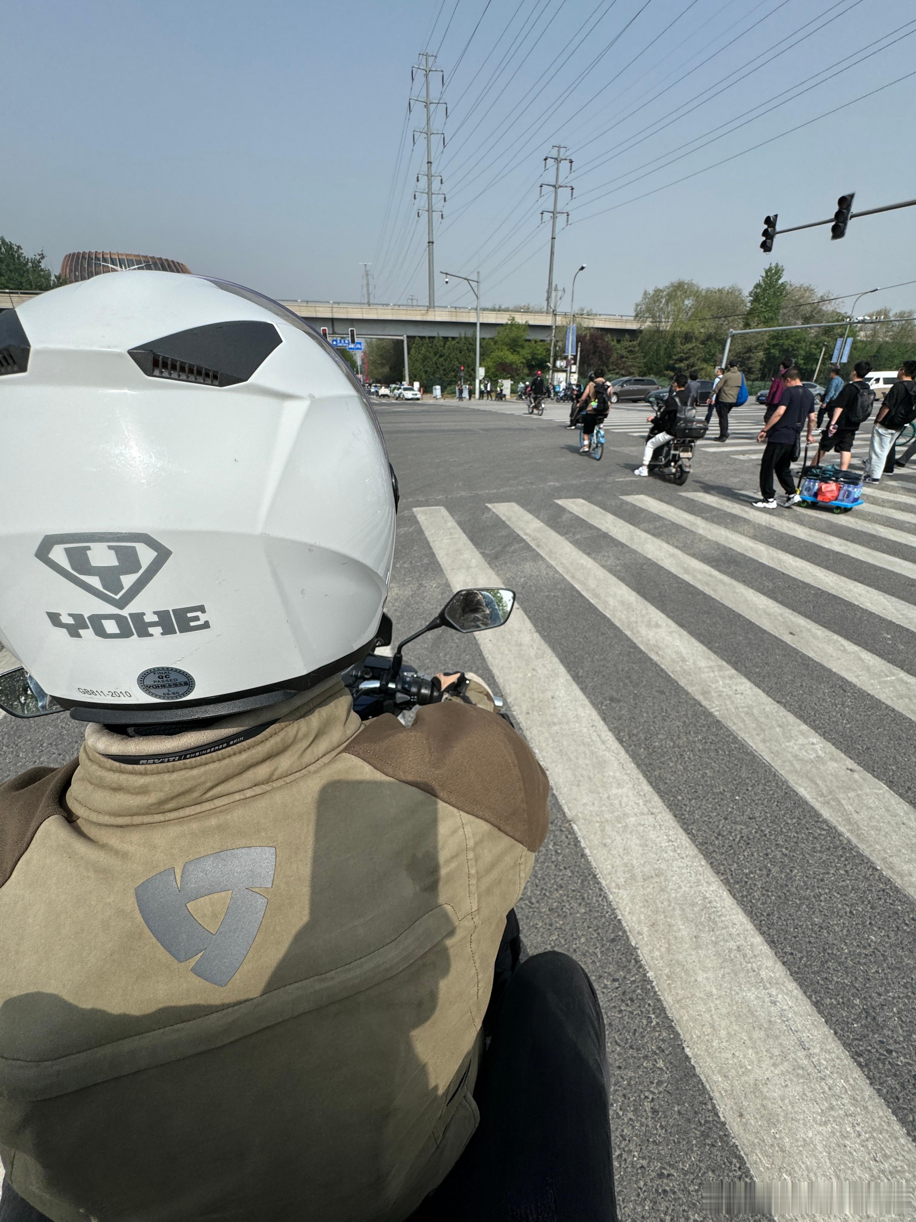 为了去车展坐了🏍️-🚗-🚇………今日打车消费450……🙃 各位媒体老师们