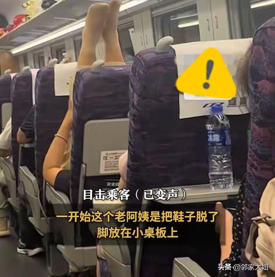 高铁上一名女子在座位上把脚举过头顶练瑜伽
 
9月8日，有网友发布视频爆料，在高