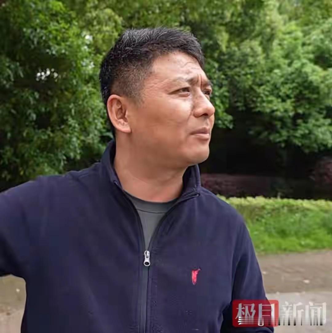 退伍不褪色！近日，湖北黄石一辆越野车侧翻漏油，眼看就要出大事，一名退役军人二话不
