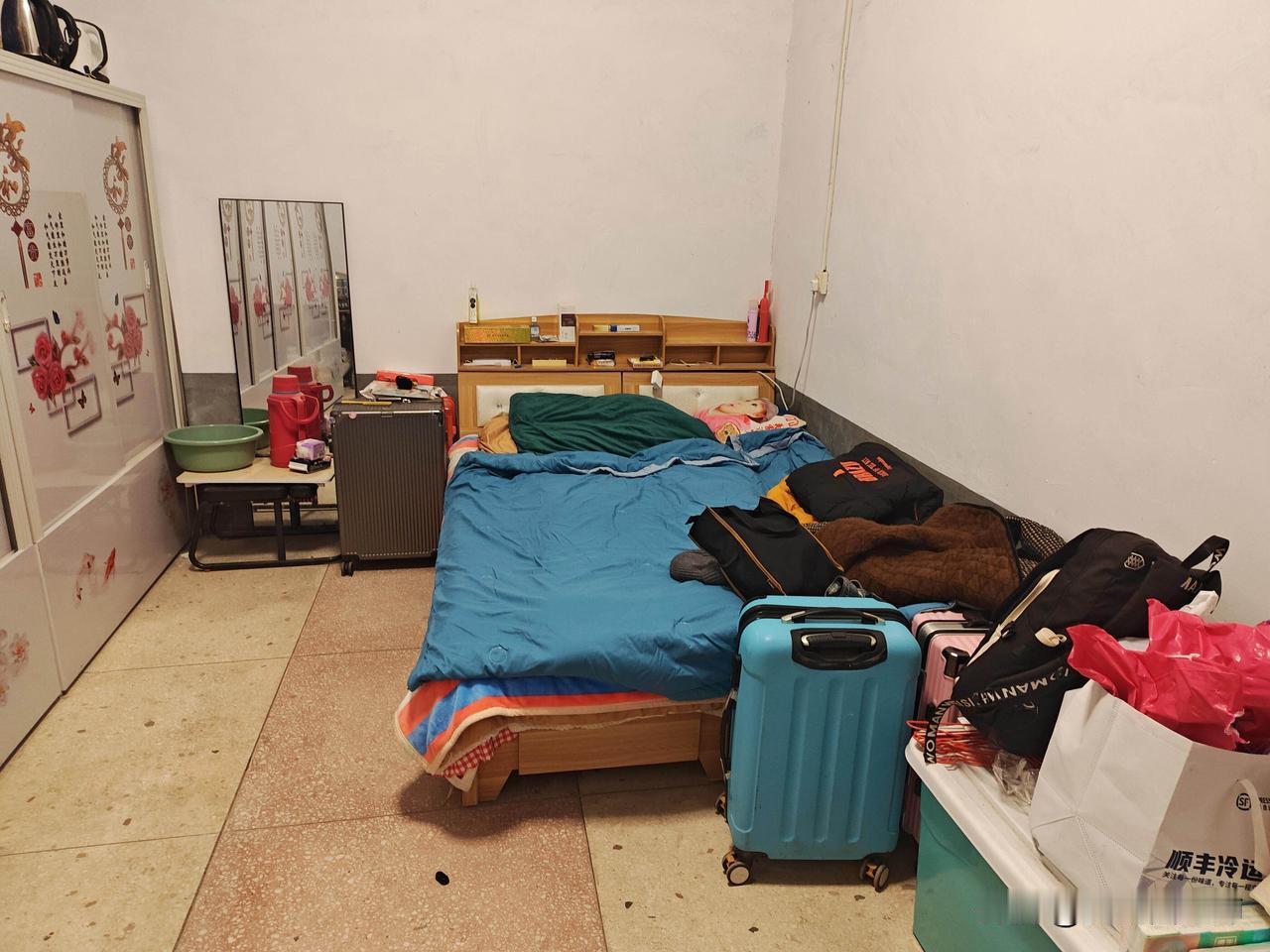 没人要的孩子
这是我的房间，没有空调，没有电热毯。房顶还脱皮，昨天晚上睡觉右腿疼