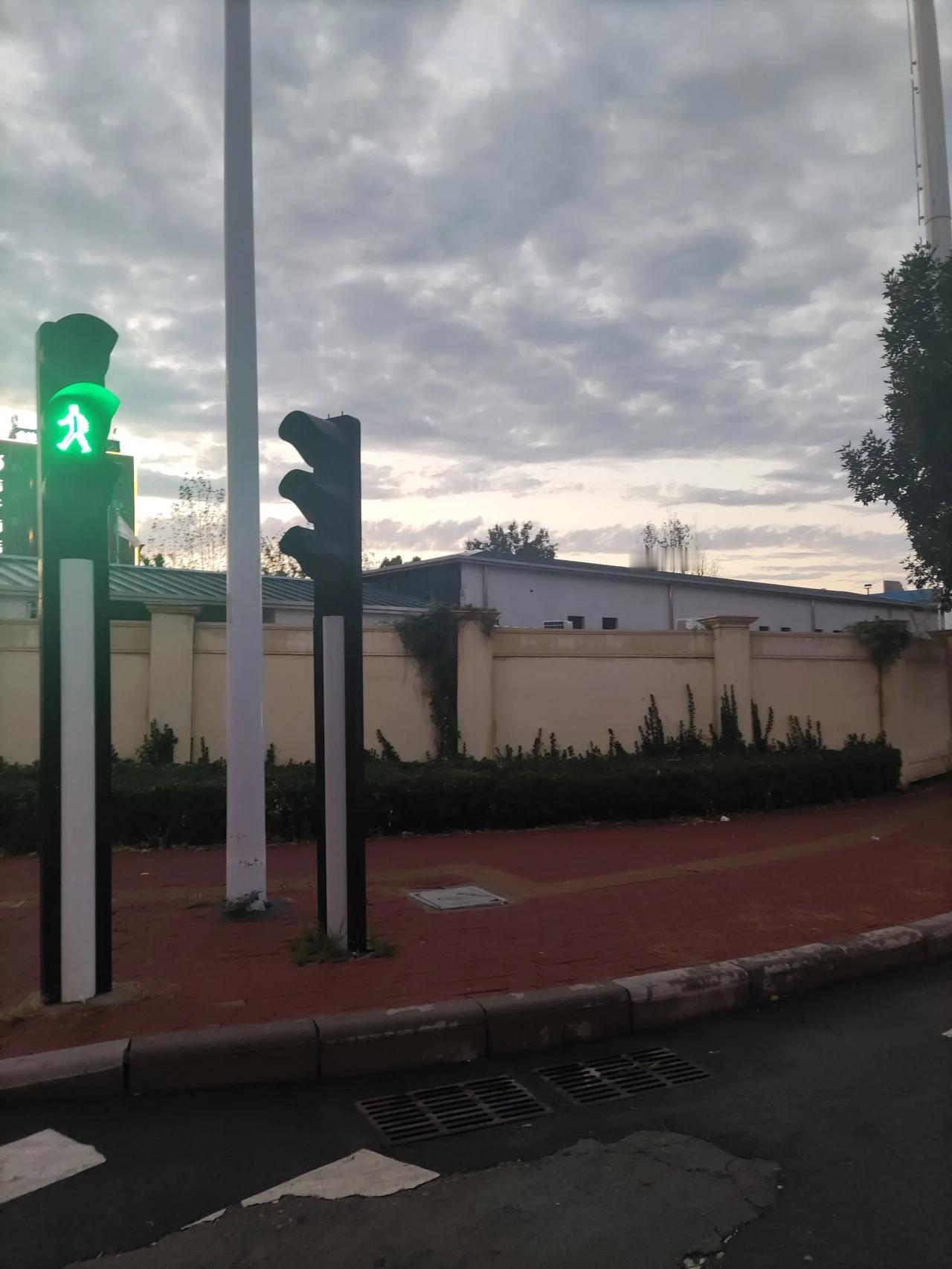 今天天上的云像水墨画似的