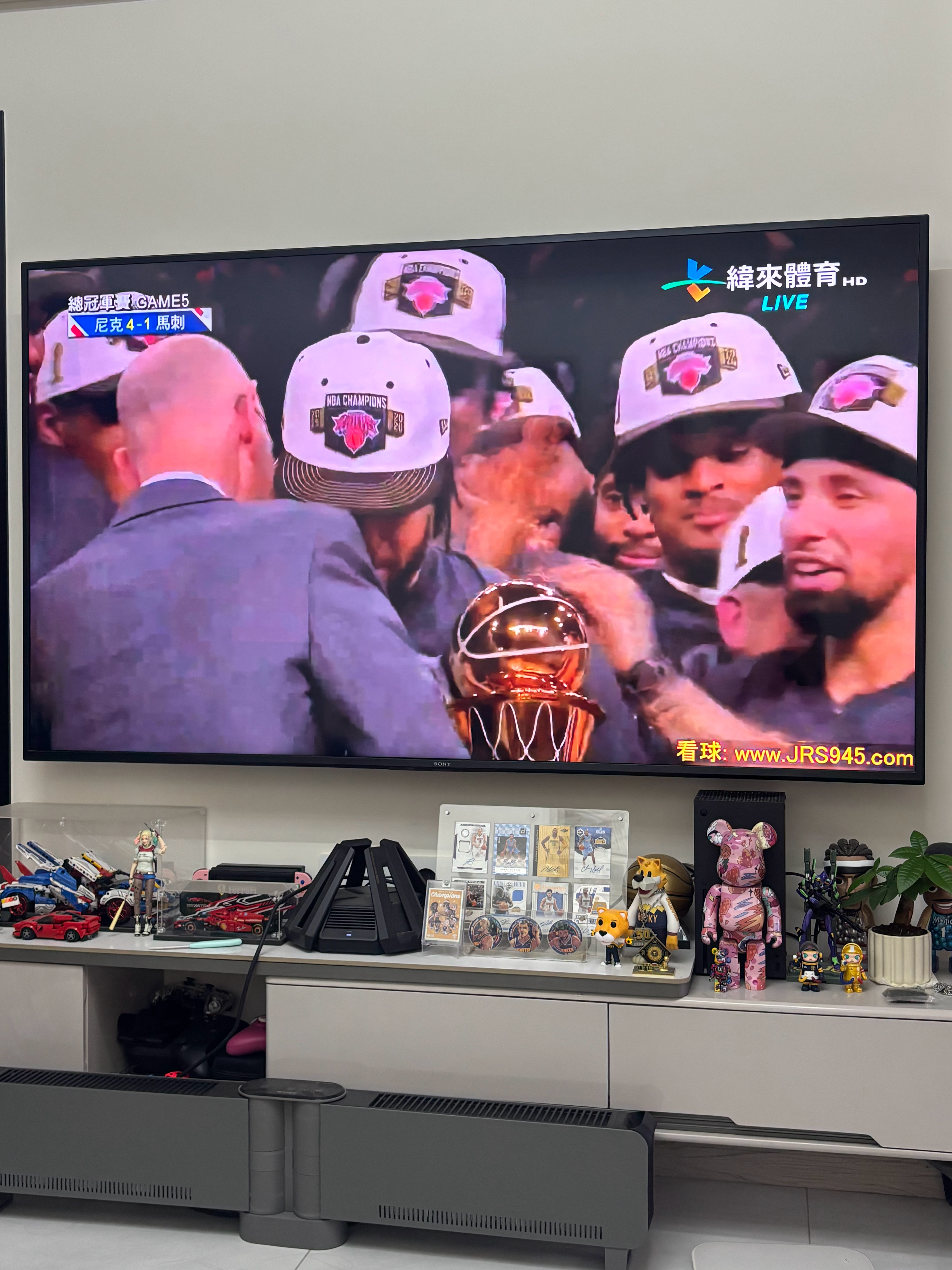 冷静下来了。我在想啊，到底什么样的球队能不要布伦森又丢弃东契奇呢？ 邓超观战NB