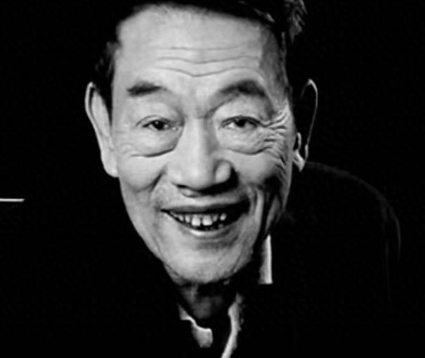 网友的一句话点醒了我！

那就是杨少华哪哪都很好，但是有一个缺点是要不得的，那就