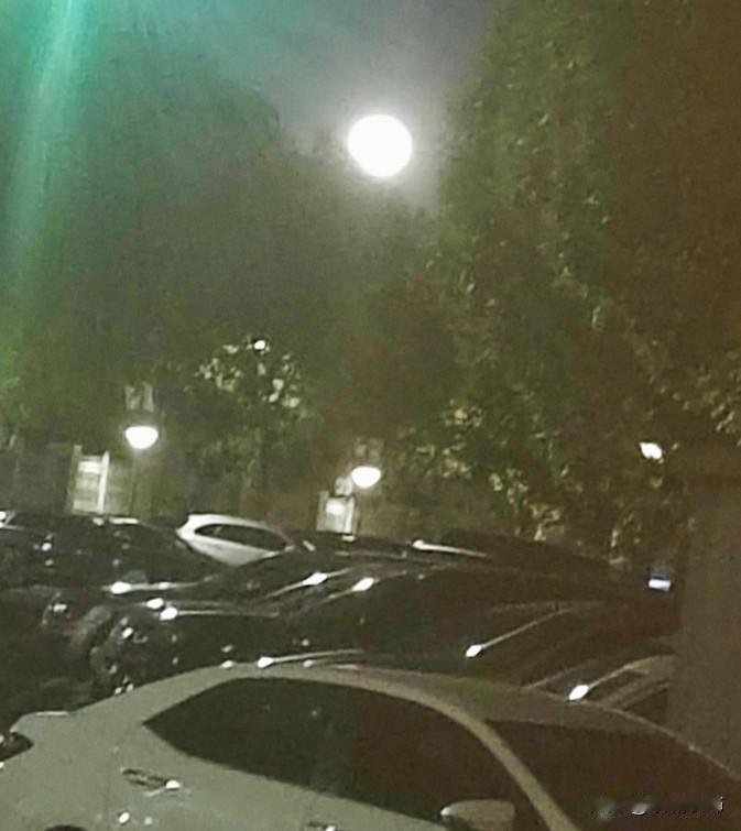 农历十五是满月，十六、十七的月亮依然很圆，尤其是十六，月相是正圆，被照亮的部分有