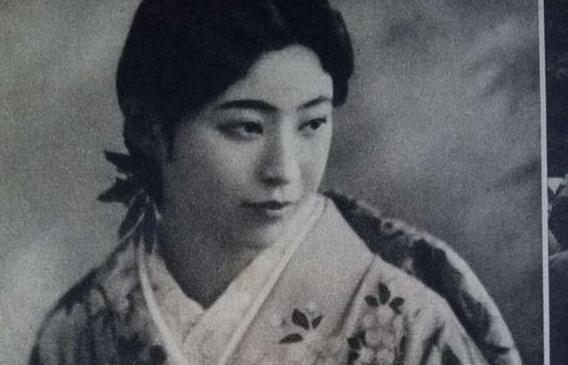 1927年张学良来到溥杰家做客，溥杰的妻子唐怡莹却娇羞地看着他，张学良尴尬不已，