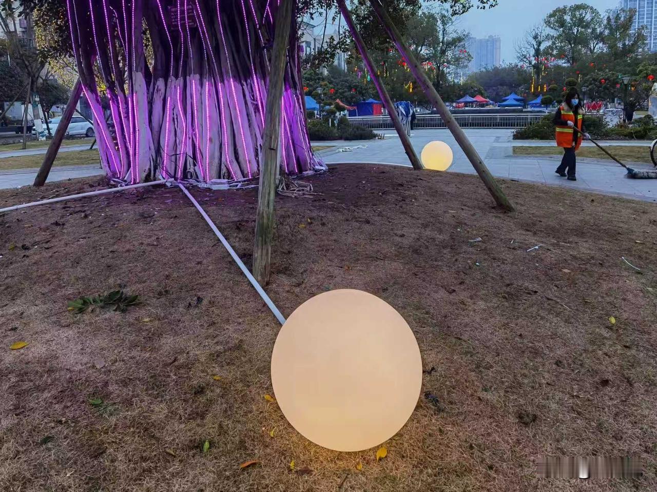 泸县花园干道色彩不是一般的丰富，万紫千红！