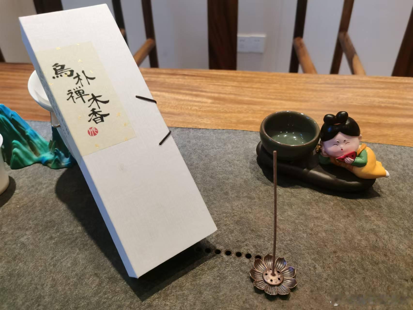 来到茶室，先来上一根乌朴蝉木香，花香、木质香逐渐散开，带有一丝丝清甜。香燃烧时间