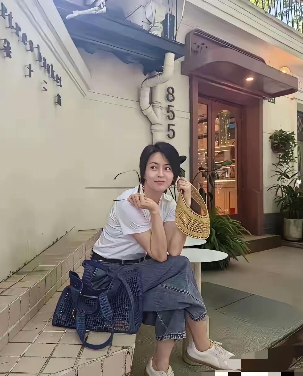 谁的青春女神悄悄迈入50岁了？
当年惊艳荧幕，一出场就让人记好多年。
一晃半生走