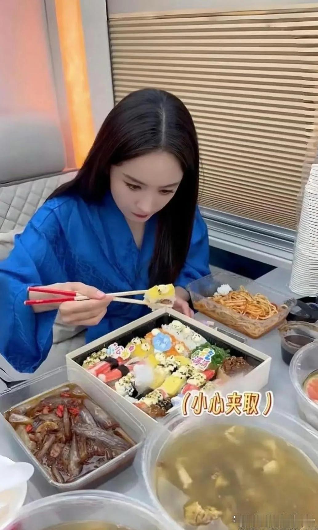 杨幂这一餐点满桌，镜头下尽显生活气息，细节处理非常到位，让人感受到她独特的魅力 