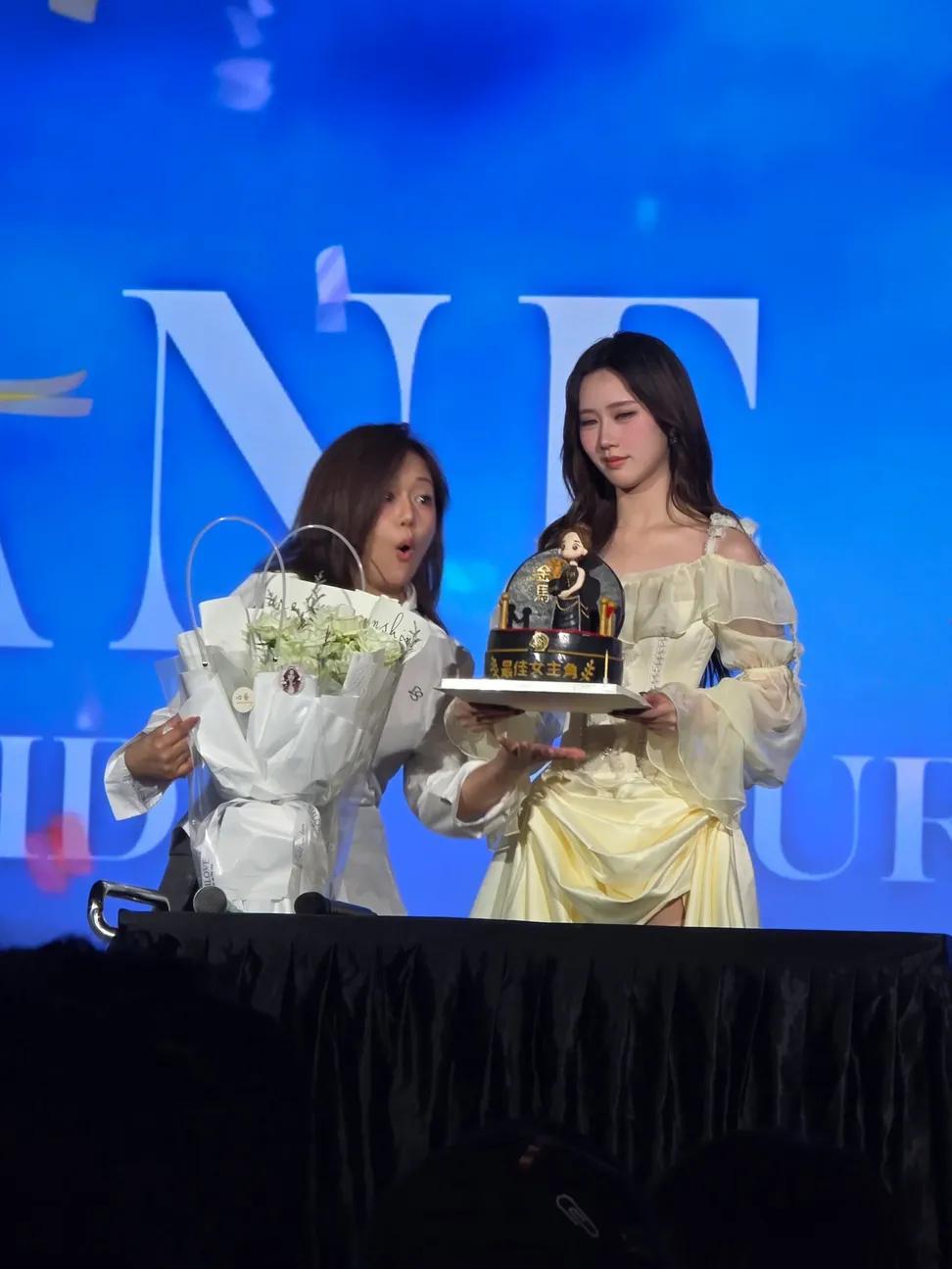 很蔓妙jane叶芷妤哈哈哈😂蔓蔓姐这表情很好笑😂😂😂