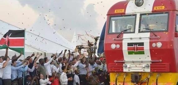 2017年，中国拿出38亿美元，帮肯尼亚修了480公里铁路，铁路是通了，但8年过