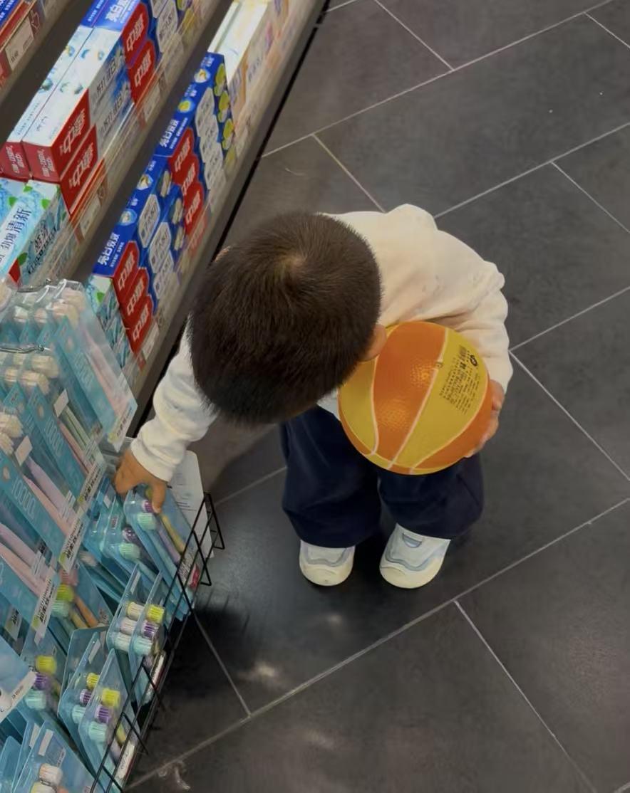 一岁多的小孩子对球这么着迷吗？
昨天带儿子去母婴店打算给他买个帽子，
帽子没看到