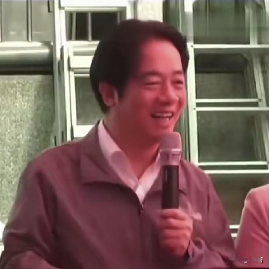 赖清德在岛内自嗨，找了个假的川普表演秀，说川普总统来了，虽然满面笑容，咯咯大笑，