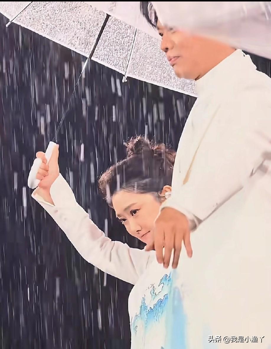 “曾有雨，花有请！”凤凰传奇演唱会突降大雨，曾毅耍帅直接把手里的伞扔了，玲花边吐