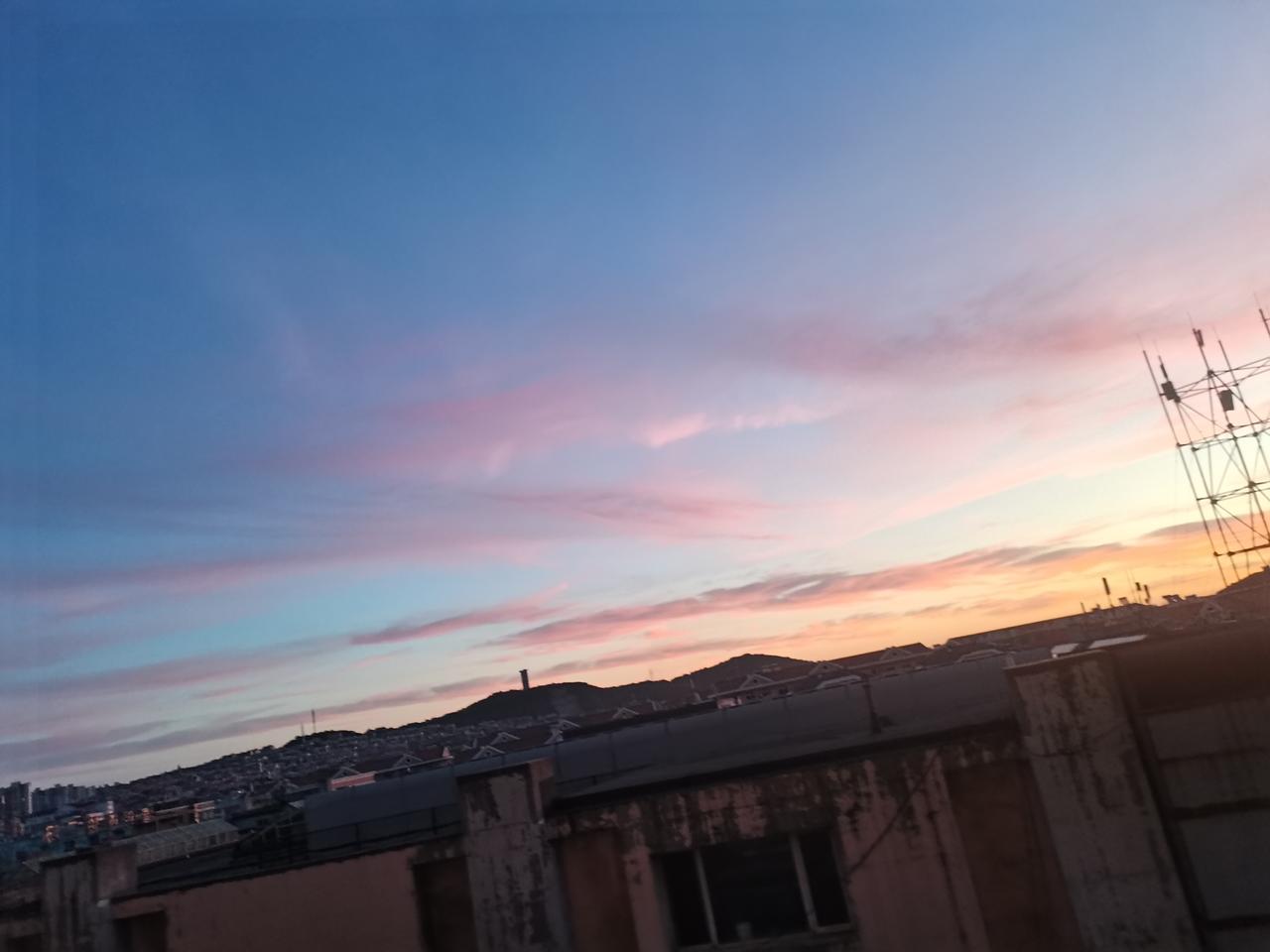 我认为不应该。
    现在是网络时代，各种信息良莠不齐，时时出现在人们的视野中