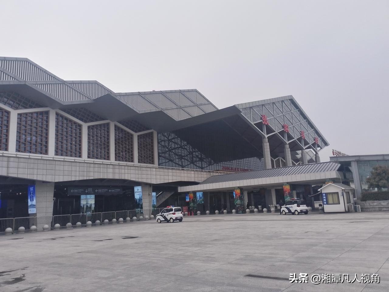 从湘潭坐高铁去张家界，绕着湖南中西部一大圈。
13：24湘潭北站出发
36分钟到