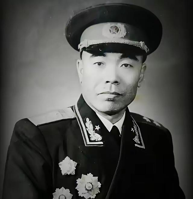 1970年代，武汉，曾泽生车篮里挂着个菜兜，慢悠悠蹬出来。旧军装洗得发白，袖口毛