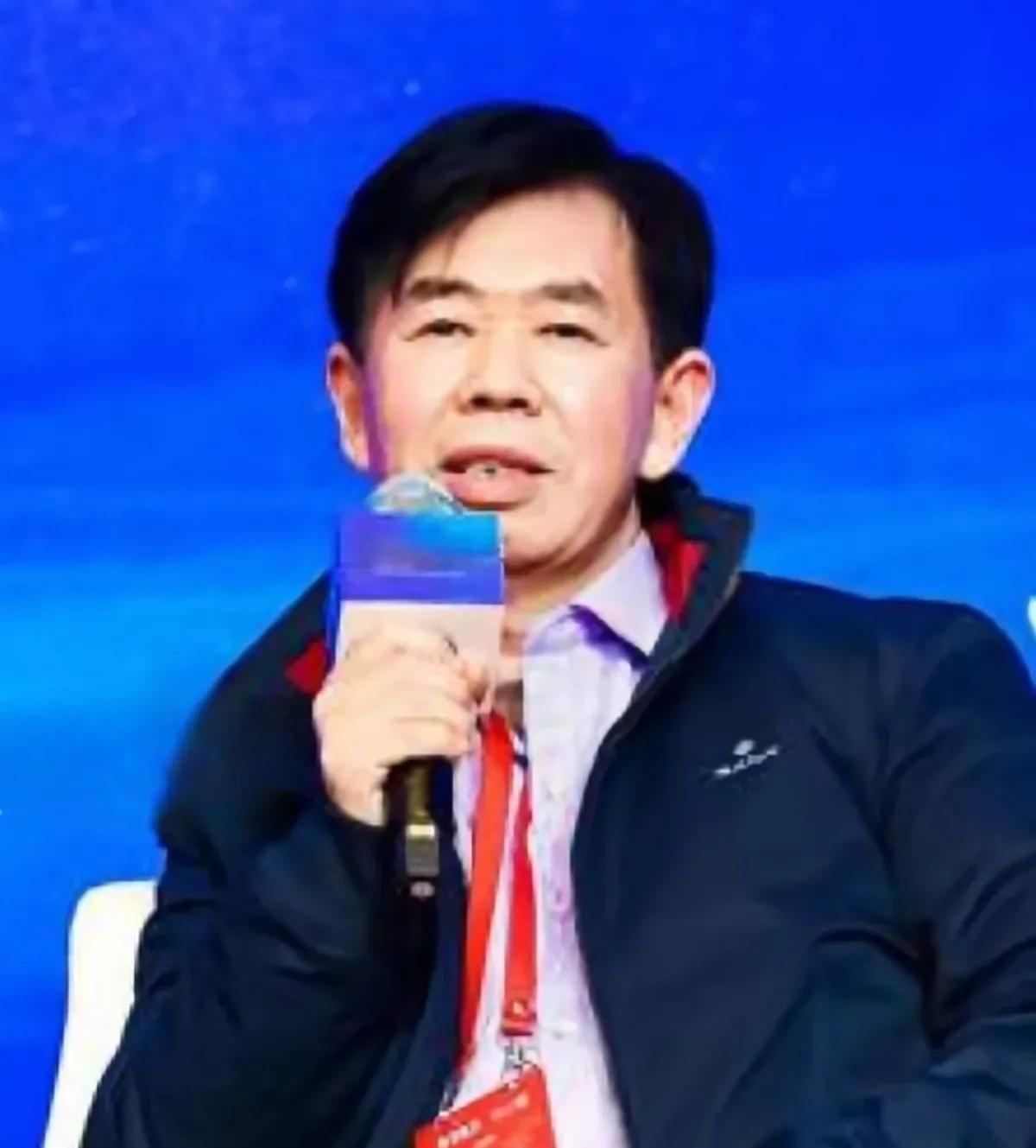 军事专家戴旭2月17日发表观点：我觉得现在我们在航母、五代机、高超音速导弹等方面