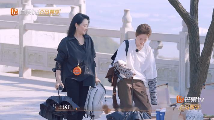 李晟 人设崩塌 李晟丢包捡水瓶，真的是无缝对接综艺中的“常态”，从完美到狼狈的切