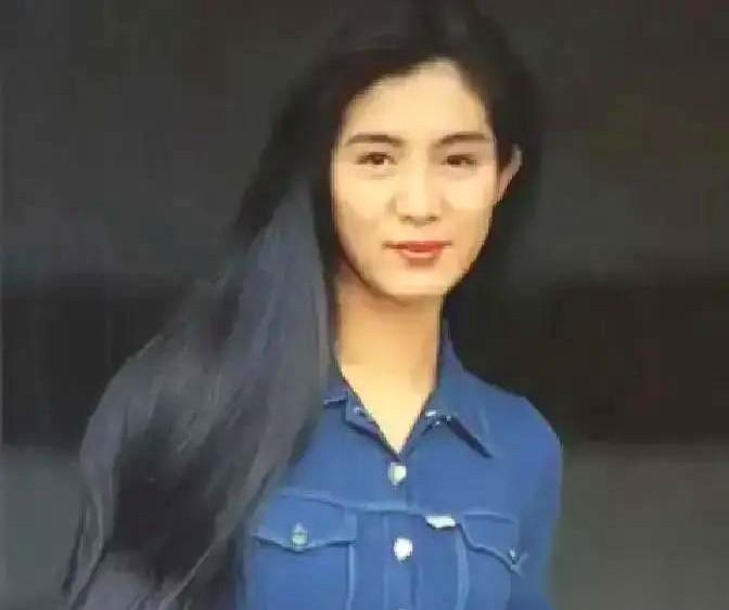 23岁，几千万现金塞进黑色旅行袋，连带着自己如日中天的顶流星途，全砸给一个男人。