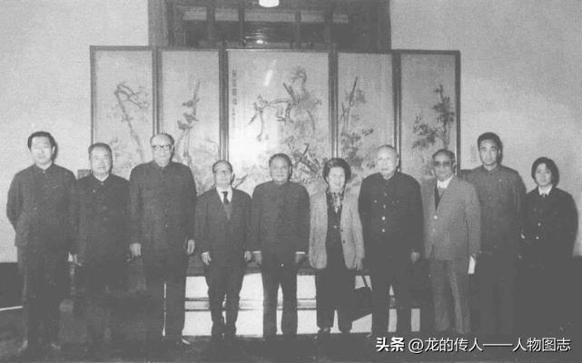 1983年伍修权(右四)与中央领导(左五)、乌兰夫(左三)、汪锋(右三)等会见原