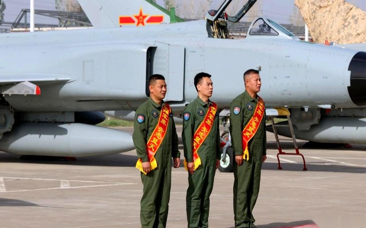 西部战区空军办了一场仪式，主角只有3名飞行员。
这不是普通的退伍欢送，这是在给一
