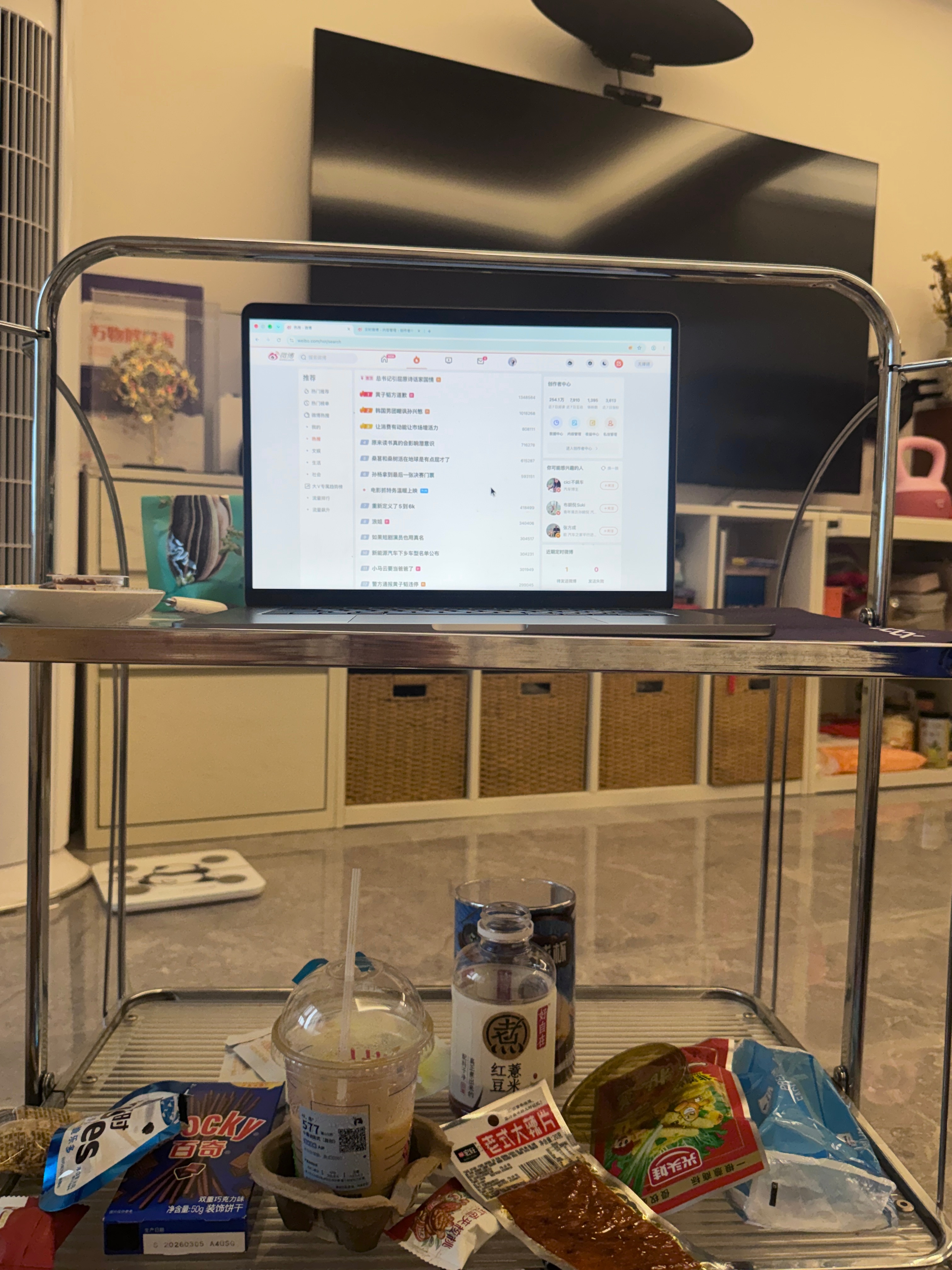 放假第一天就下雨之前存的剧都看完了大家有没有好看的剧推荐一下呢 
