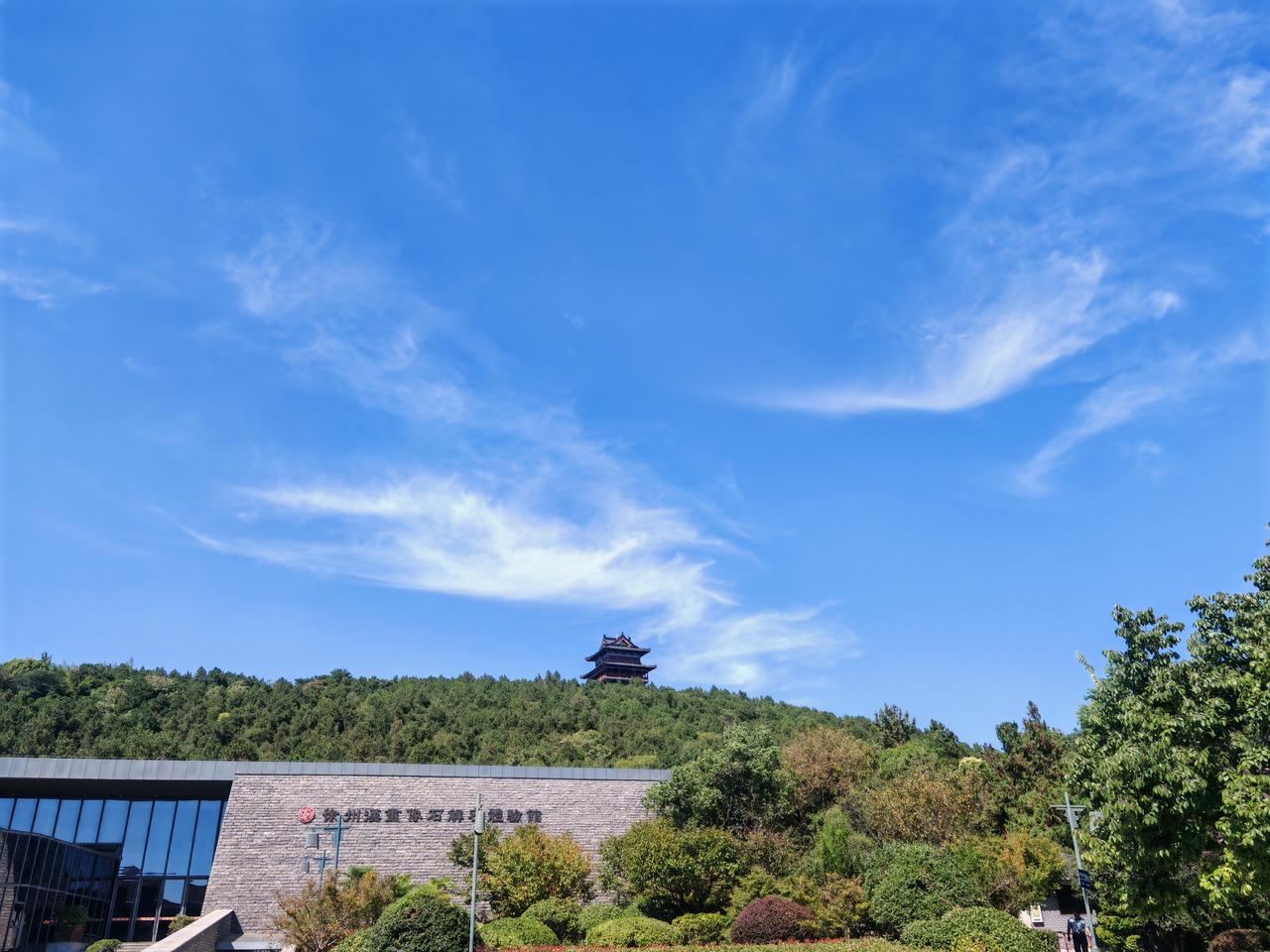 金桂飘香，天空镜蓝。

若无闲事挂心头，便是人间好时节