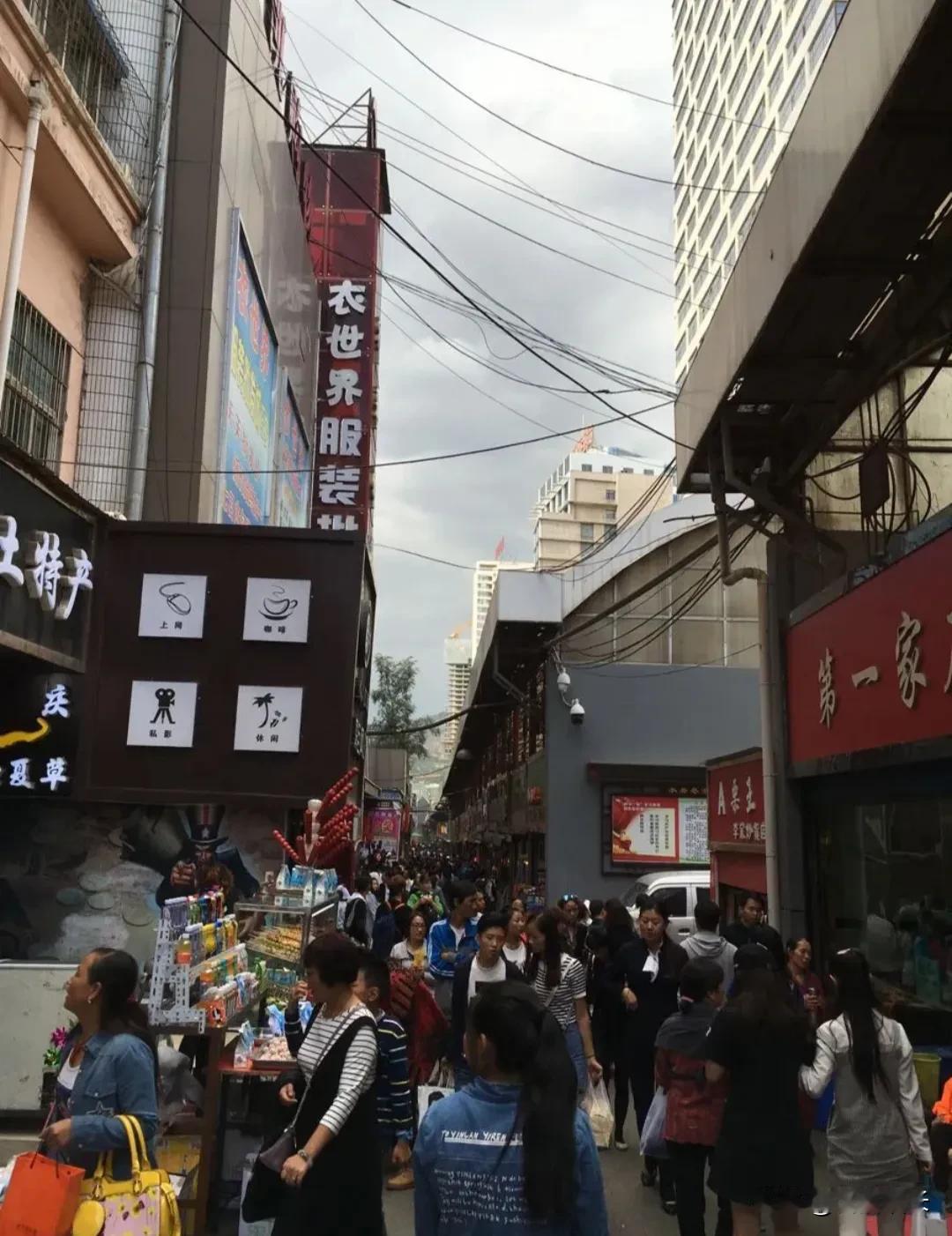 水井巷，在还没改造前，我时不时就会去那儿看看，转转。那时候，那儿的烟火气可浓了，