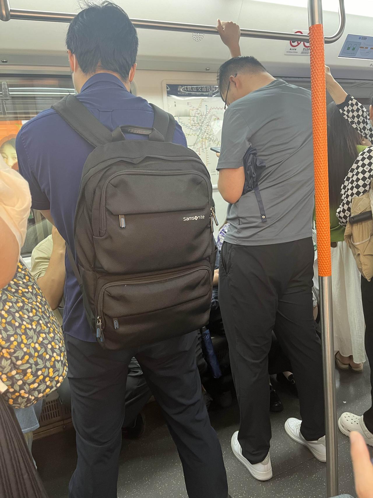 雨天+周一早高峰，
新的一周就这样又开始了！

6月份的第一周就这样一晃而过了，