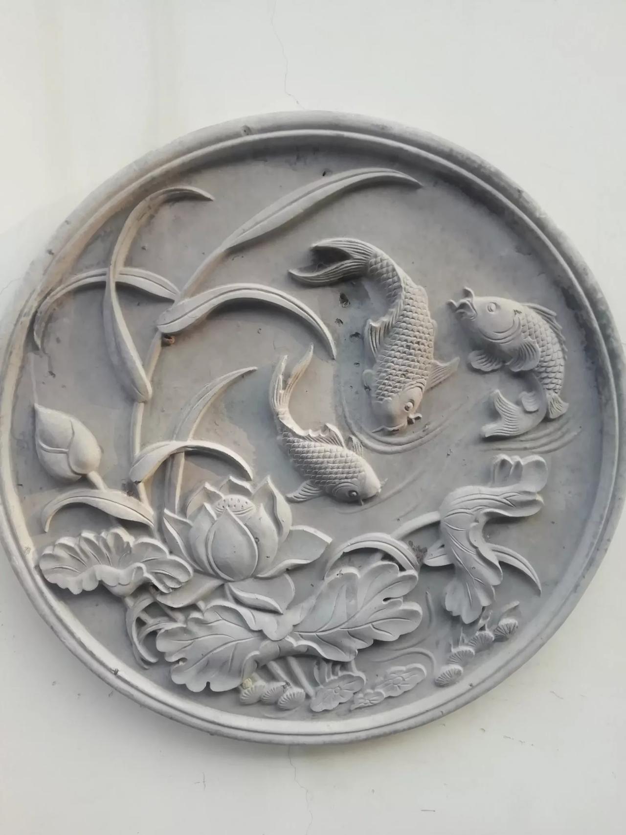 秋风吹过叶落黄，春雨敲打池有鱼。