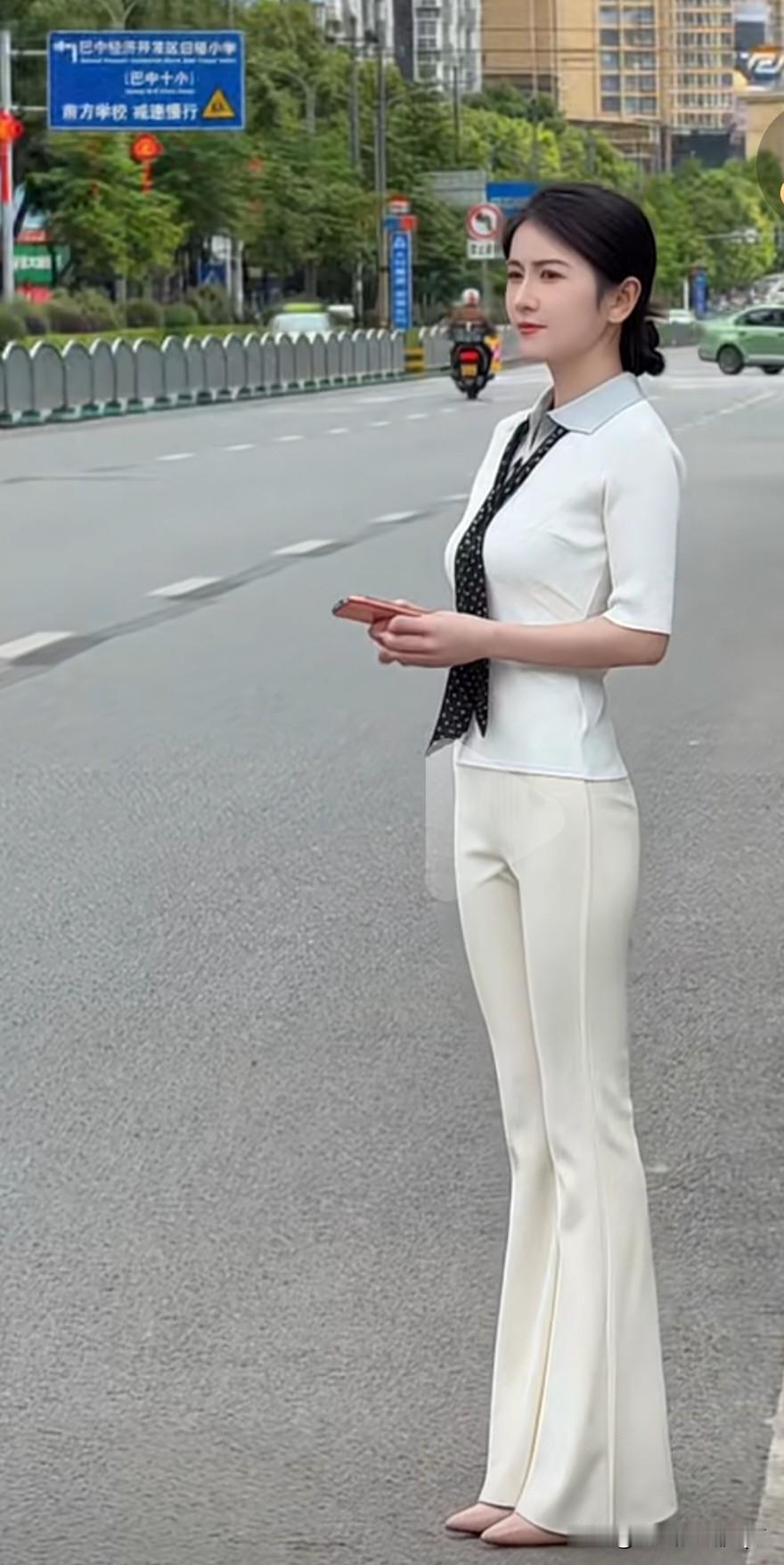 这样的美女见过吗？优雅白领穿搭，简约时尚，展现出都市风范。忍不住让人多看上几眼。