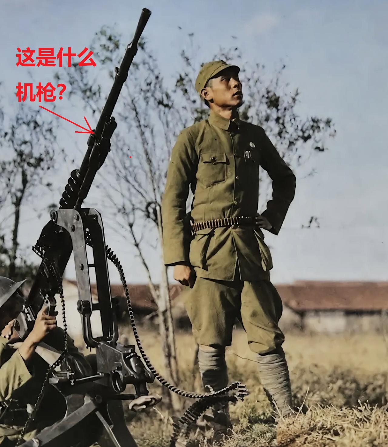 这是战地记者在防空阵地上拍摄到的一张彩色照片。一名国民革命军军官正在指挥一名士兵
