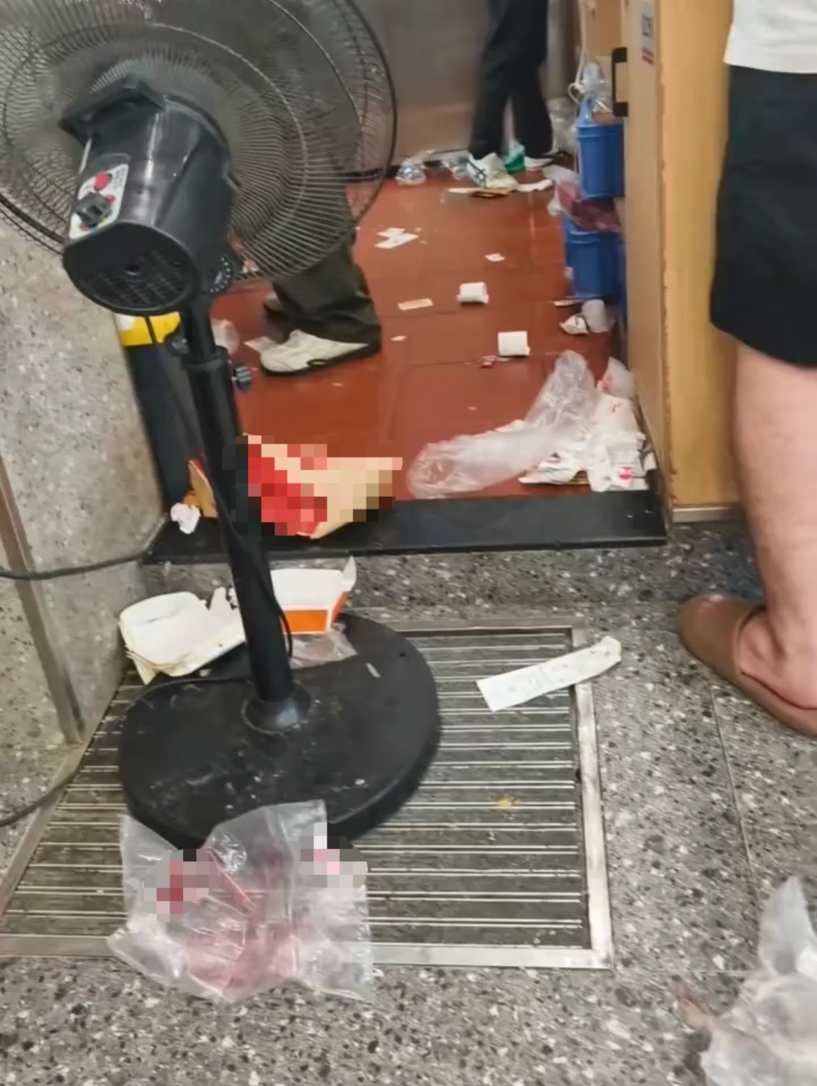 【玉林一炸鸡店的地面卫生环境堪忧】6月19日，网友爆料称：玉林市的一个炸鸡店铺的