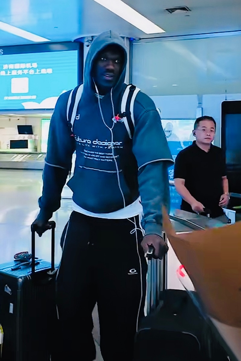 山东男篮新赛季第一个大外援法耶，星夜抵达济南，正式到队。 ​​​