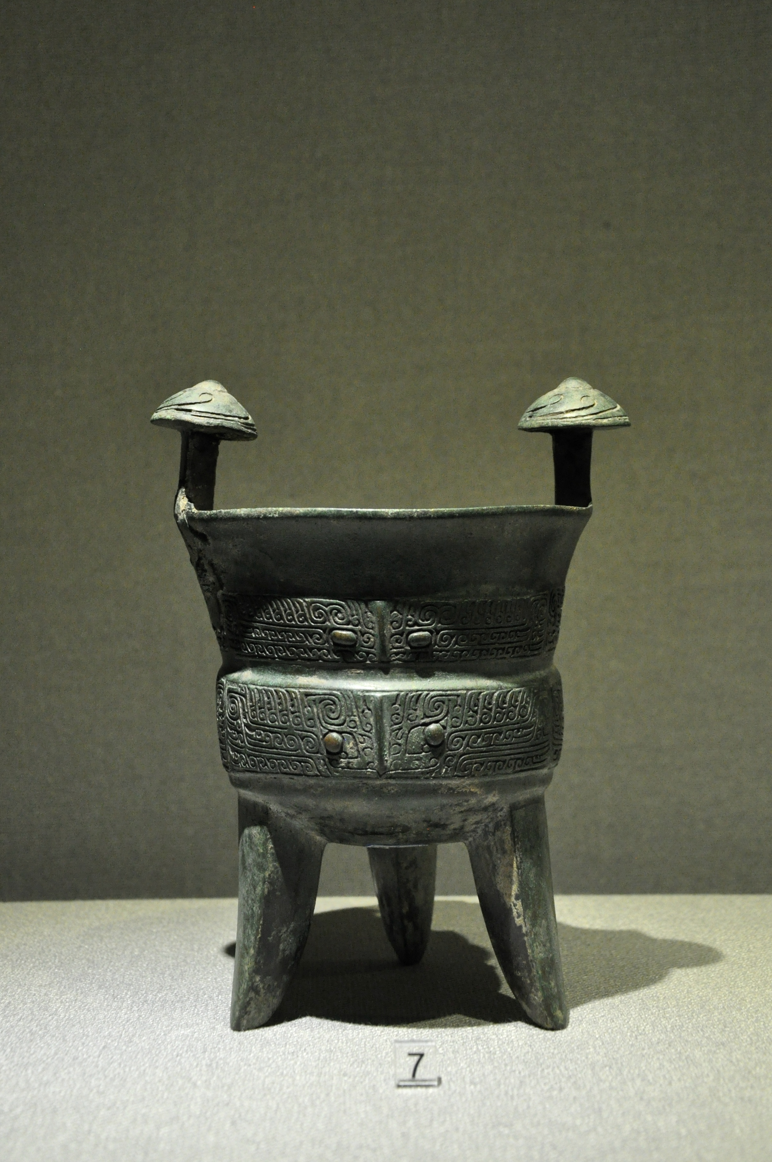 每天一件青铜器 陕西宝鸡青铜器博物馆藏宝鸡麟游县出土商晚期:兽面纹斝 