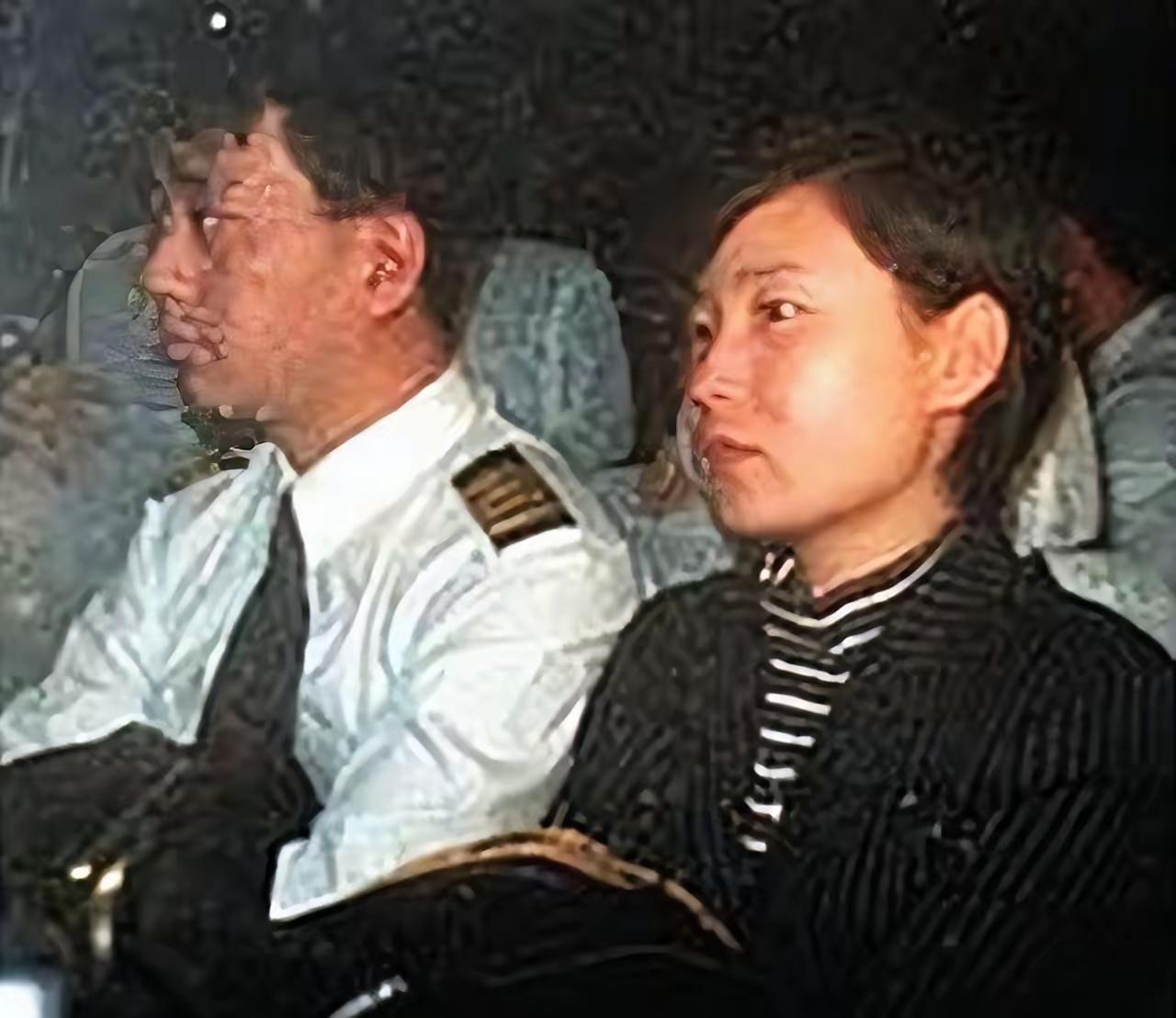 1998年，国航机长袁斌因为不满分房制度，携带着妻子，驾驶载有95名乘客的飞机叛