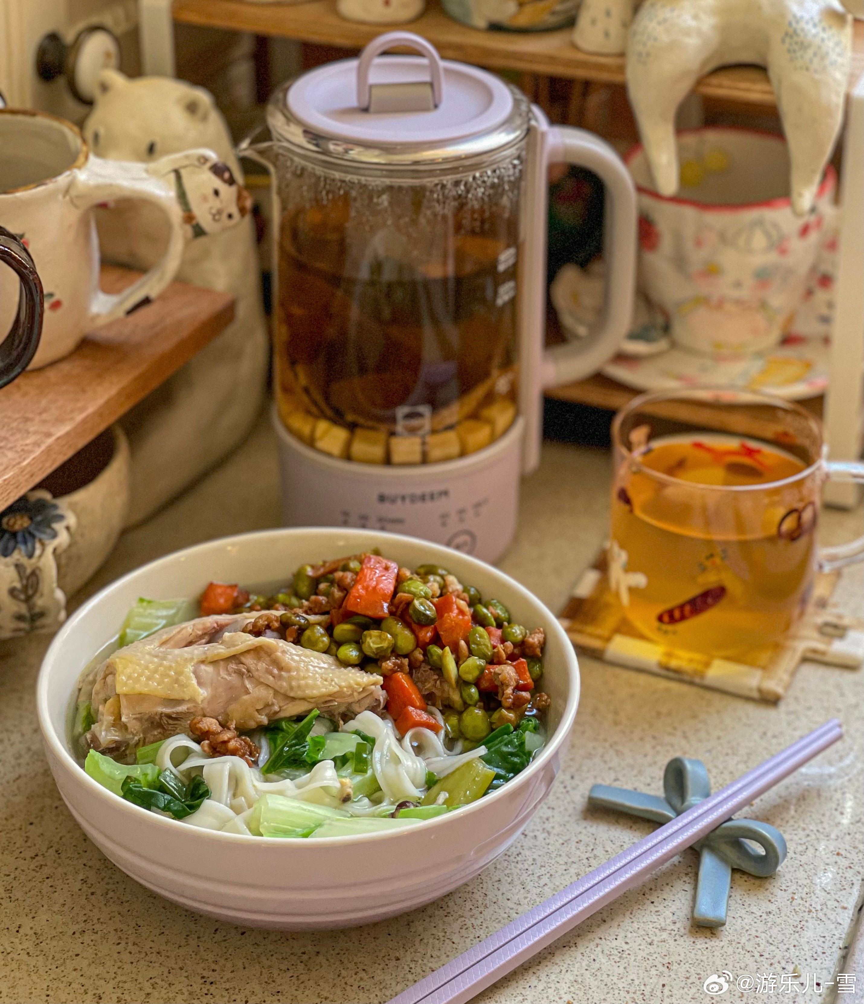 剩的鸡汤煮面条吃，加一碗炒毛豆，浇一勺剁椒！拌着吃太香啦！吹着风扇[微风][微风