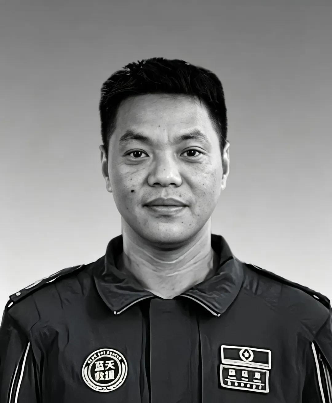 云南瑞丽市蓝天救援队副队长陈延寿（39岁，中共党员）于昨天凌晨在香格里拉哈巴雪山