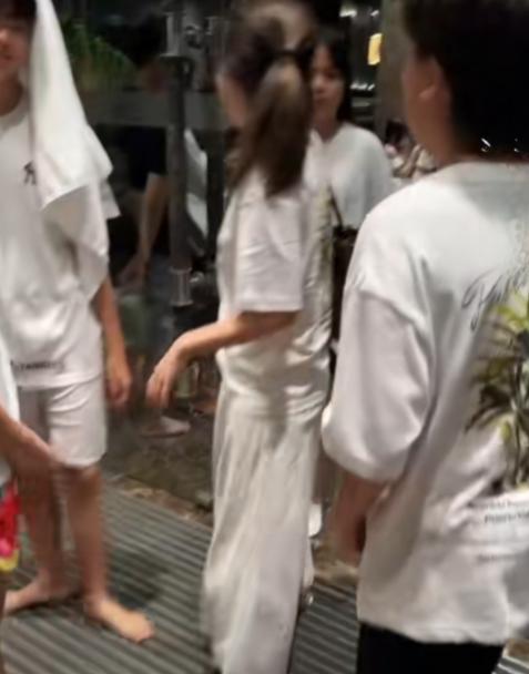 离大谱！上海，女子花近1500元，带孩子入住外滩某知名品牌大酒店，当晚10点半左