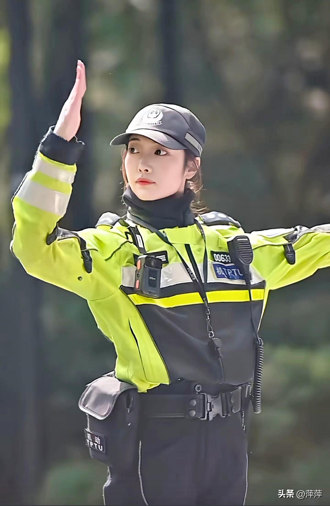 每到节假日和上下班高峰期，总能看到路上执勤的交警同志。风吹日晒，雨淋雪打，一站就