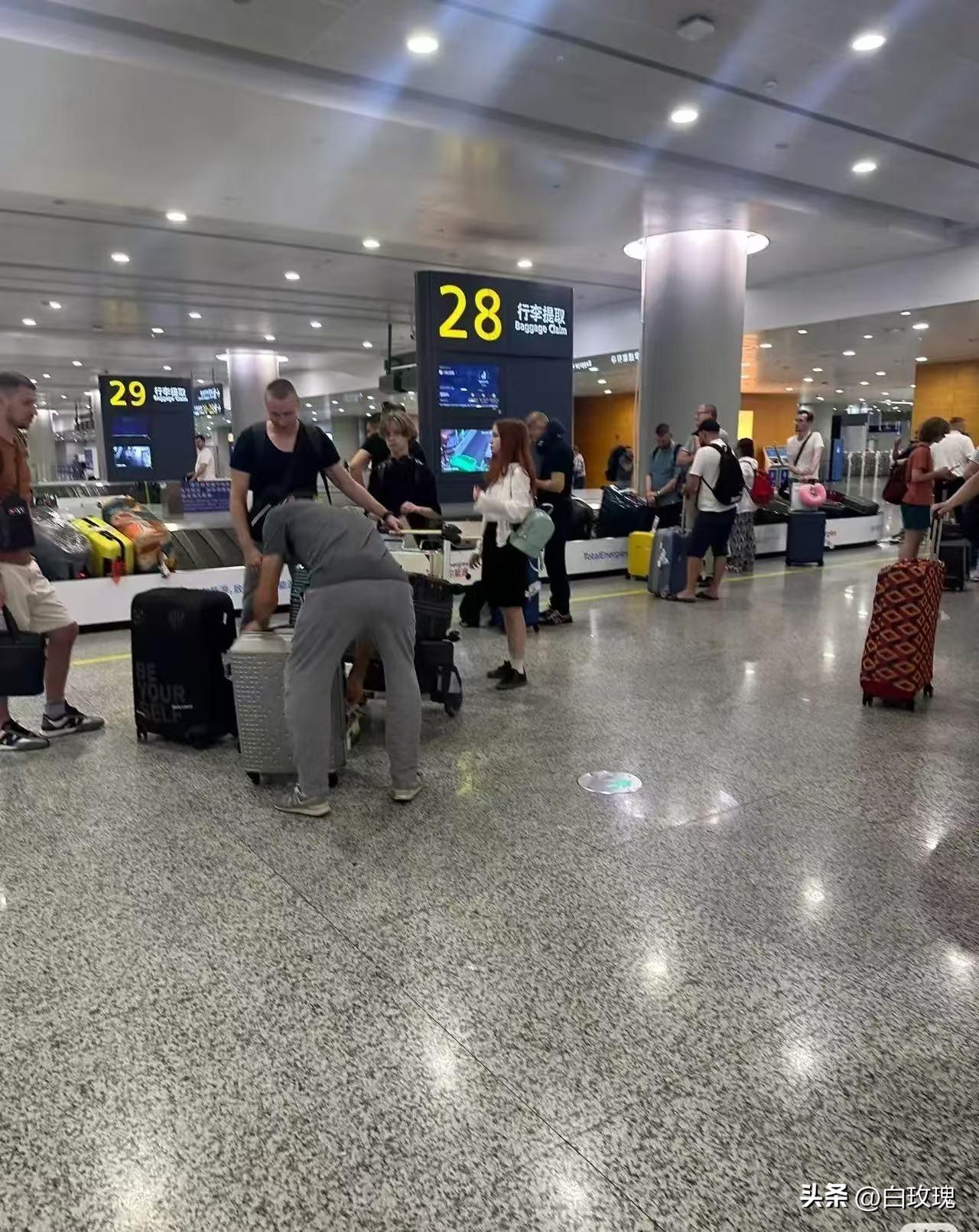 昨天深夜，上海浦东机场哭声一片，叹气声不断。因为几架飞往中东的航班在空中飞了六七