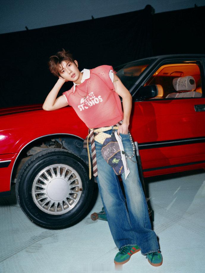 王源左臂纹身王源红色无袖造型 演唱会造型，无袖露左臂纹身，帅！ 