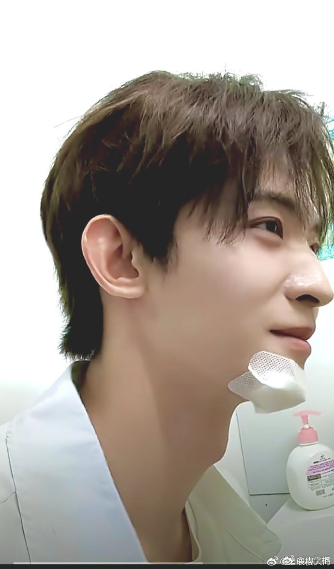 常华森表演后空翻摔到下巴 常华森的 “后空翻” 梗终于破案了！原来是拍写真时不小