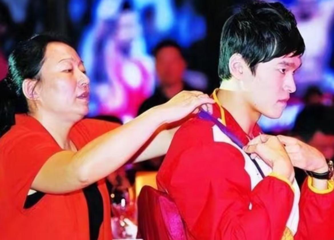 其实最应该支棱起来的是邹市明亲妈啊，光哭有啥用呢！学学人家孙杨他妈妈啊！还是孙杨