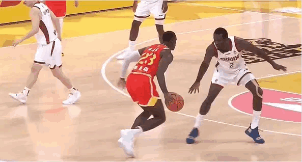 CBA新赛季揭幕战脚踝终结者，桑普森双变向晃倒法耶。CBAcba新赛季揭幕战